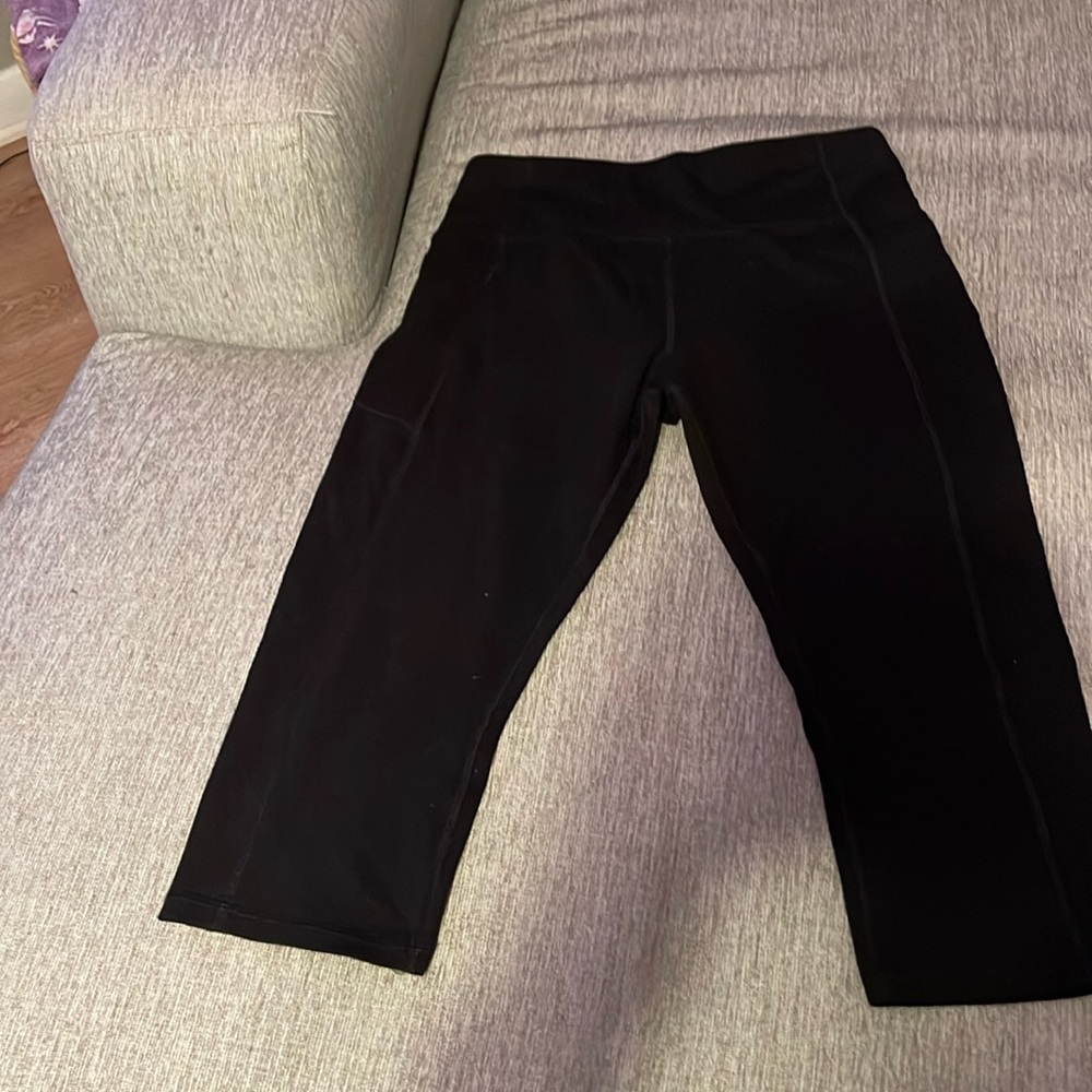Capri leggings with tags and cell phone pockets